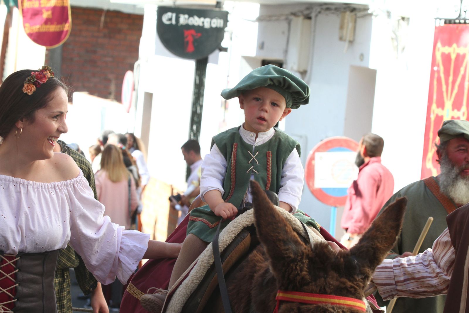 Imágenes del desfile de la XIX Feria Medieval del Descubrimiento, en Palos de la Frontera