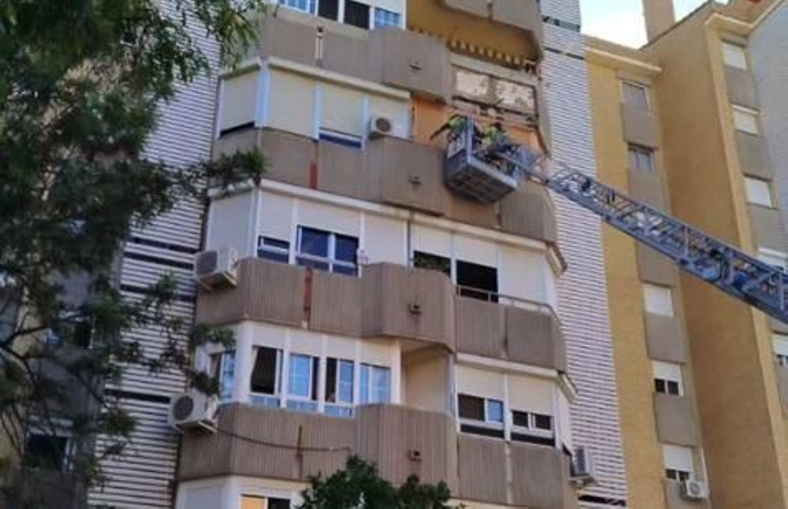 Cornisa que se ha desprendido en la avenida Galaroza.