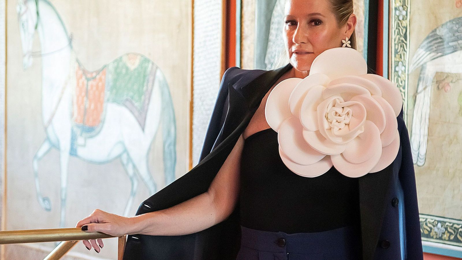 La generosa flor que Fiona Ferrer Leoni lució en la presentación de su última novela.