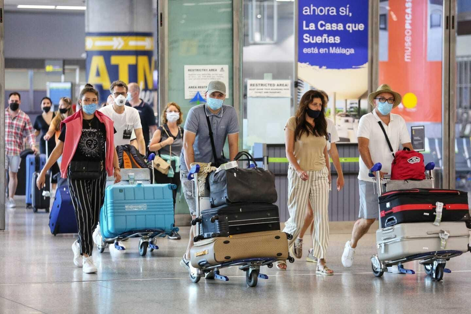 El desembarco de británicos en el aeropuerto de Málaga, en fotos