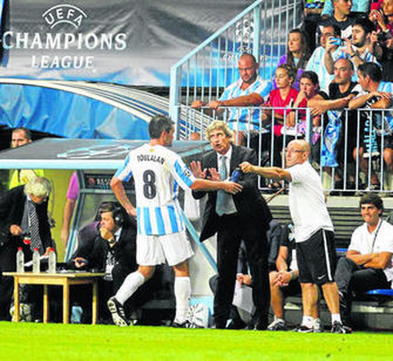 Pellegrini da instrucciones a Toulalan y Torrontegui agua en el Málaga-Panathinaikos.