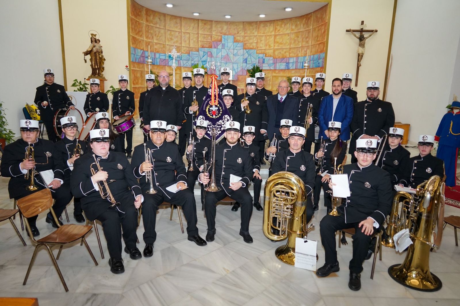 La agrupación estrenó sus uniformes con un concierto.