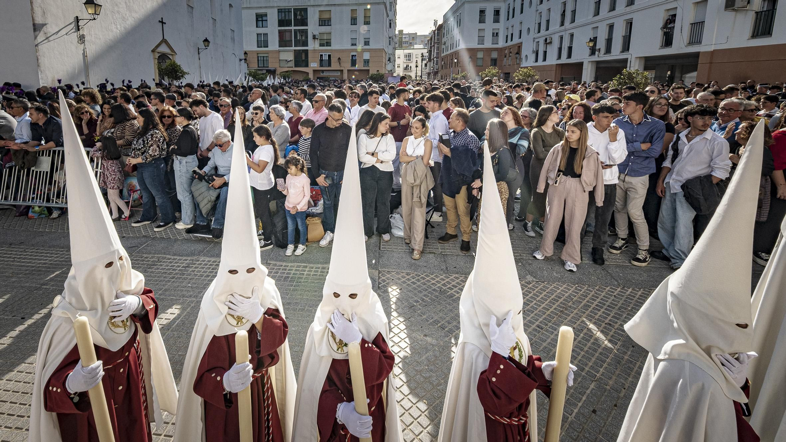 Imágenes de la salida de El Huerto en la Semana Santa de Cádiz 2025