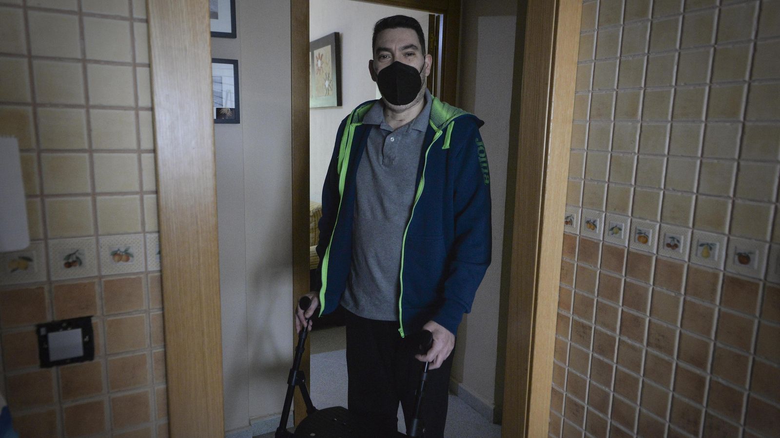 Francisco José Lora, con ayuda de un andador, en su domiclio.