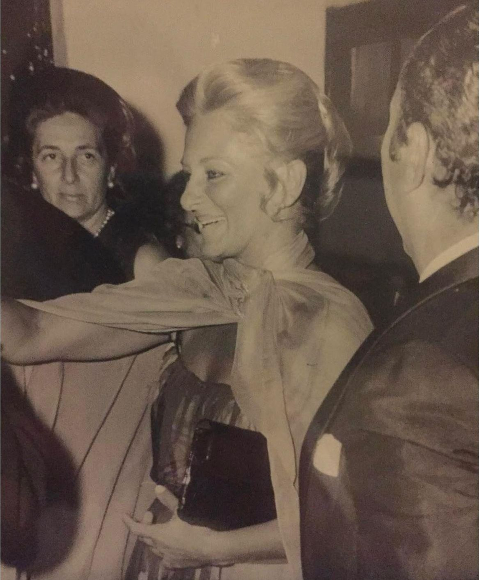 Foto completa de María Luisa Pol Tornero en un acto de sociedad.