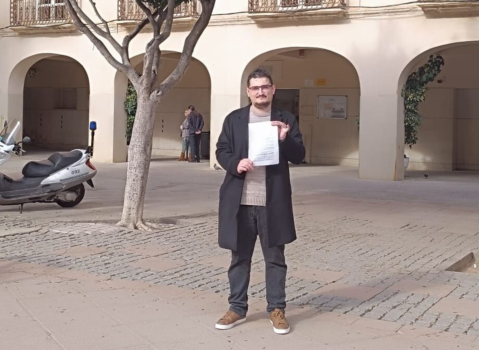 Lorenzo, en la Plaza Vieja, con el escrito de alegaciones ante la subida del IBI