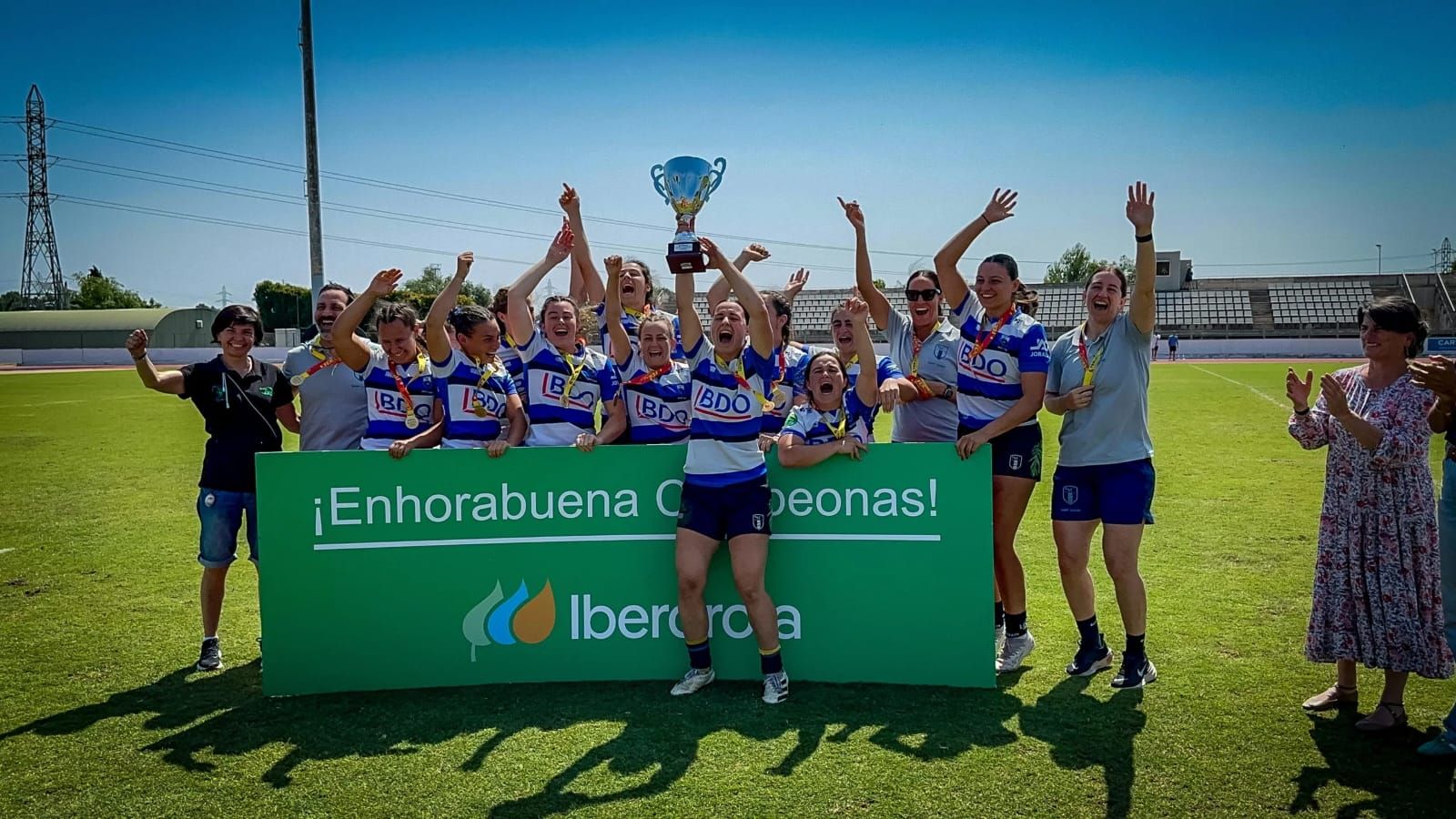 San Cugat lo celebra tras proclamarse campeón del Gran Premio de Rugby Seven femenino en La Cartuja de Sevilla