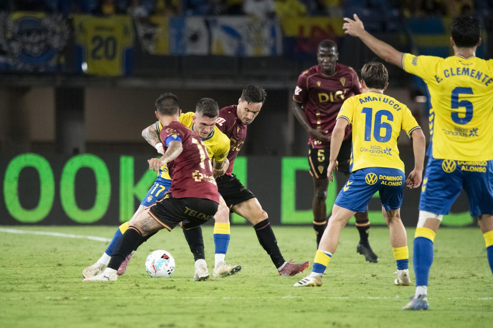 Un instante del partido Las Palmas-Cádiz.