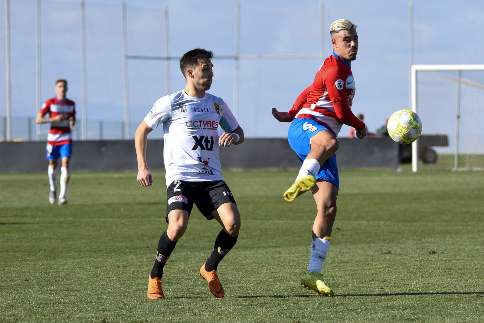 Viedma controla el cuero en el último partido del filial