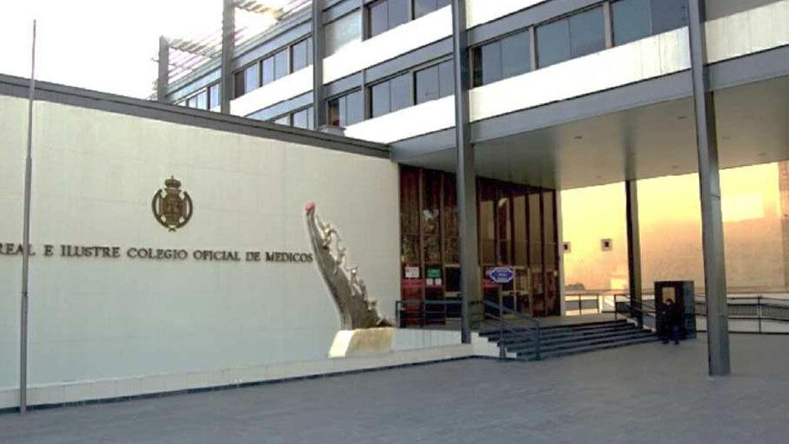 Así quedará la fachada del Colegio de Médicos con el nuevo monumento.