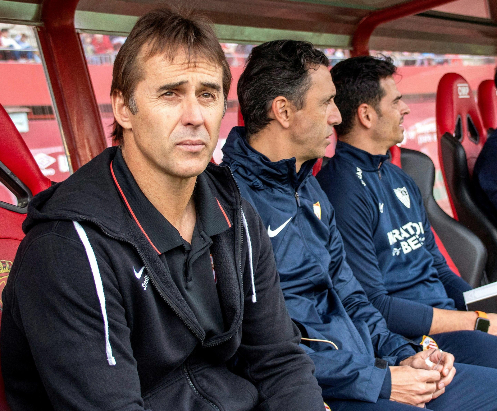 Julen Lopetegui, junto a Pablo Sanz, su ayudante, y José Luis Silva, entrenador de porteros, en Son Moix.