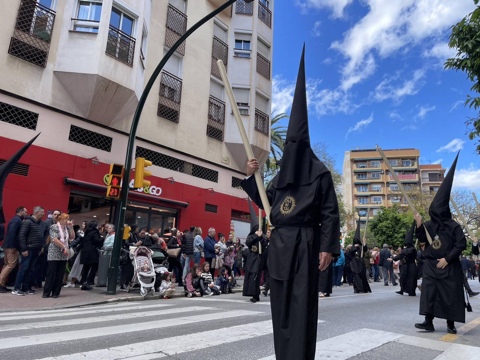 Monte Calvario en su procesión del Viernes Santo en Málaga, en fotos