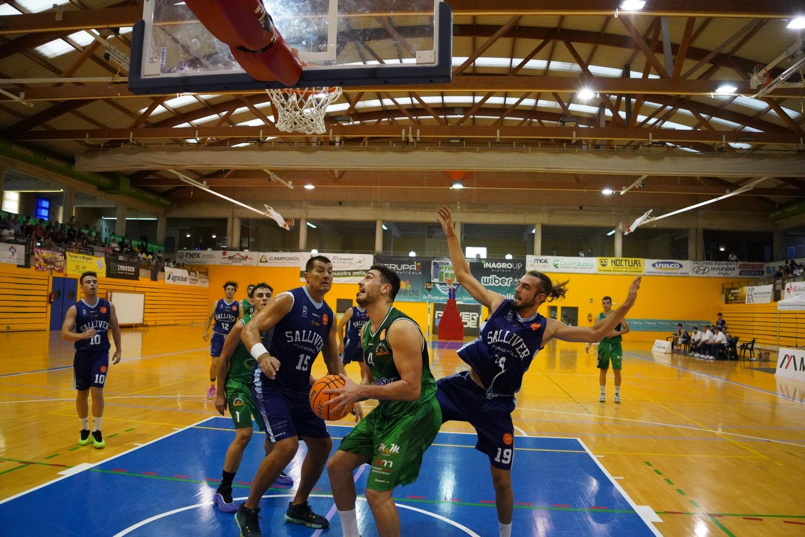 Un jugador del conjunto ejidense intentar realizar un tiro bajo aro durante un encuentro de esta temporada.