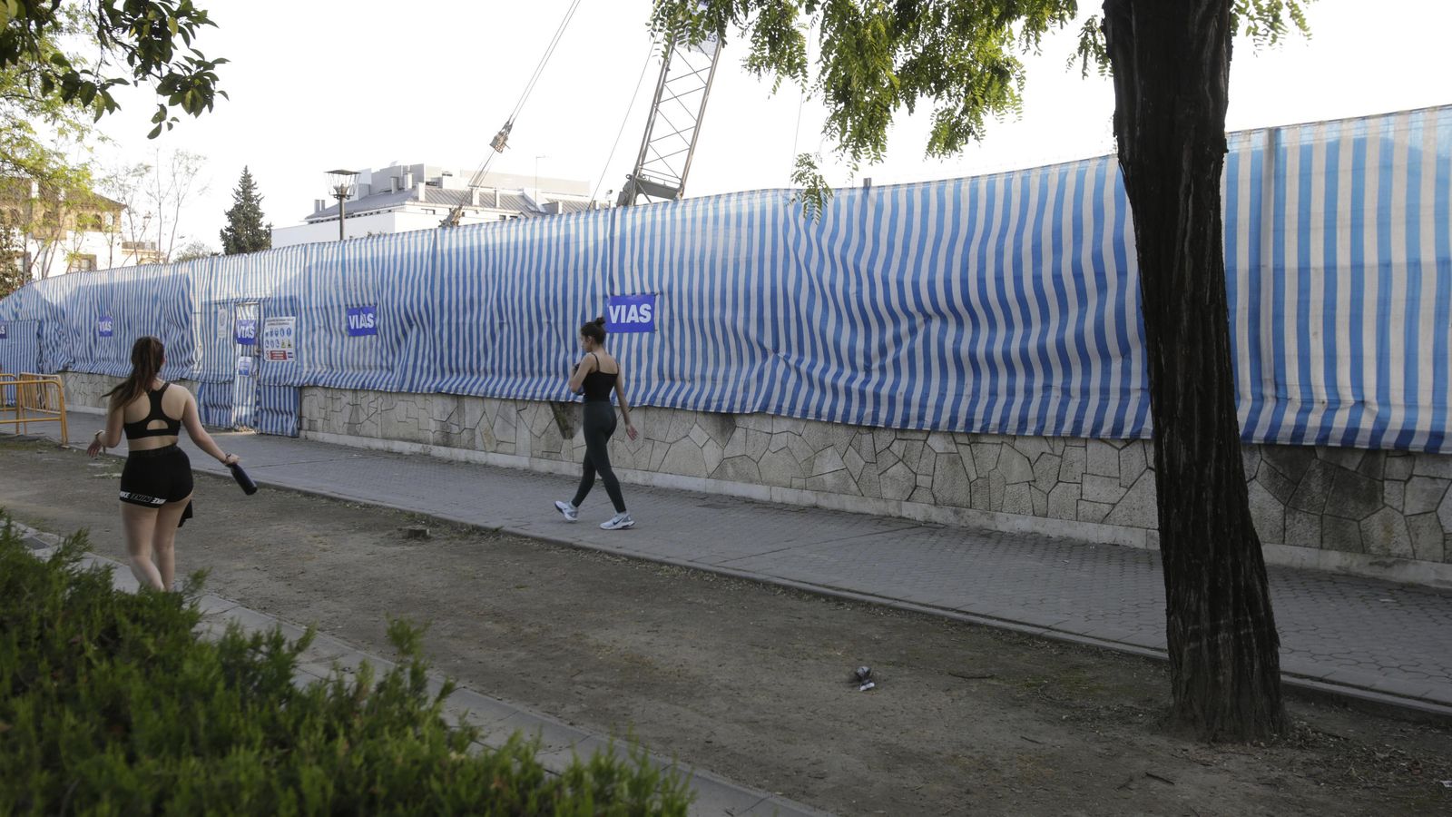 Dos mujeres a la altura del solar, en el número 38 de la Avenida de la Palmera.