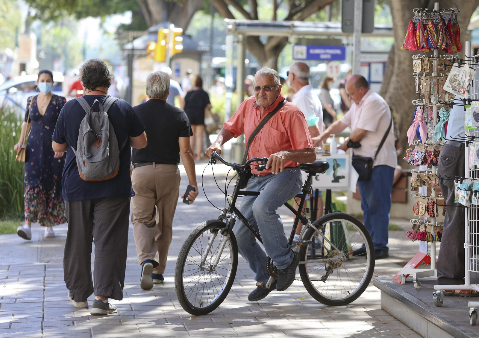 Un ciclista por la Alameda Principal.