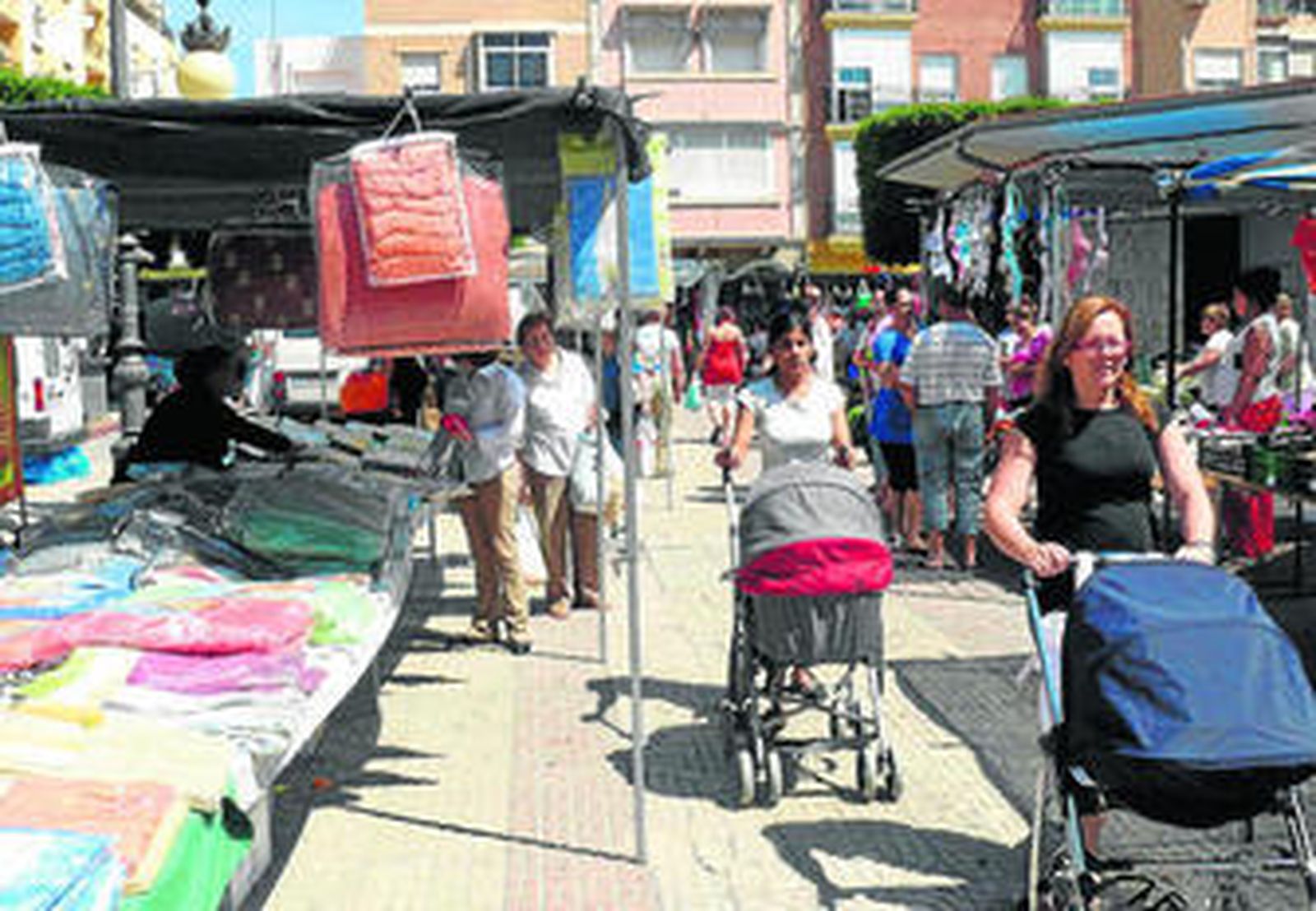 Imagen de la Plaza Pavía por la mañana, cuando los comerciantes abren al público.
