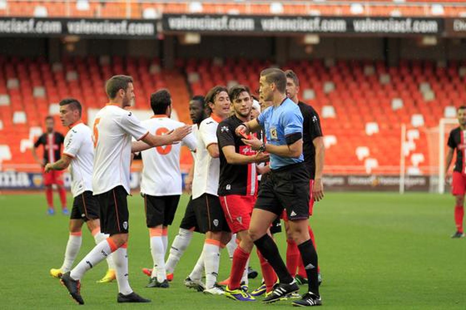 Los albirrojos consuman la pérdida de la categoría un año después de subir al caer en Valencia por 1-0

Foto: LOF