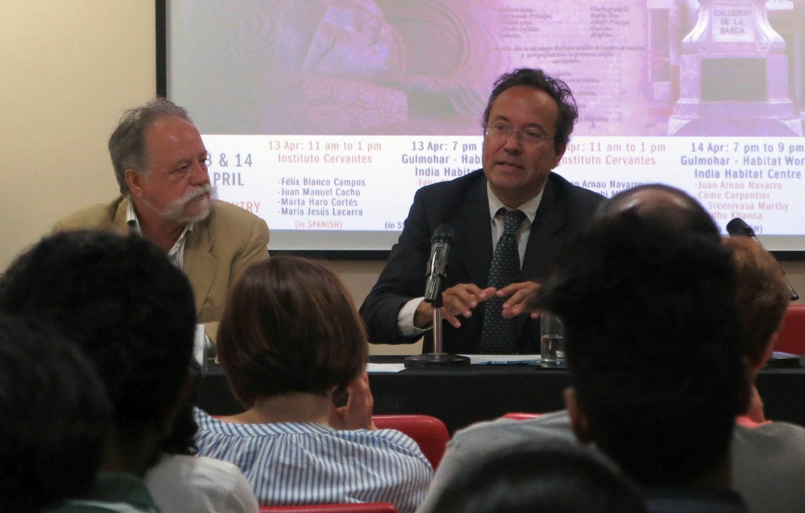 El filósofo Juan Arnau (derecha) charla junto a Carlos Varona, director del Instituto Cervantes de Nueva Delhi.