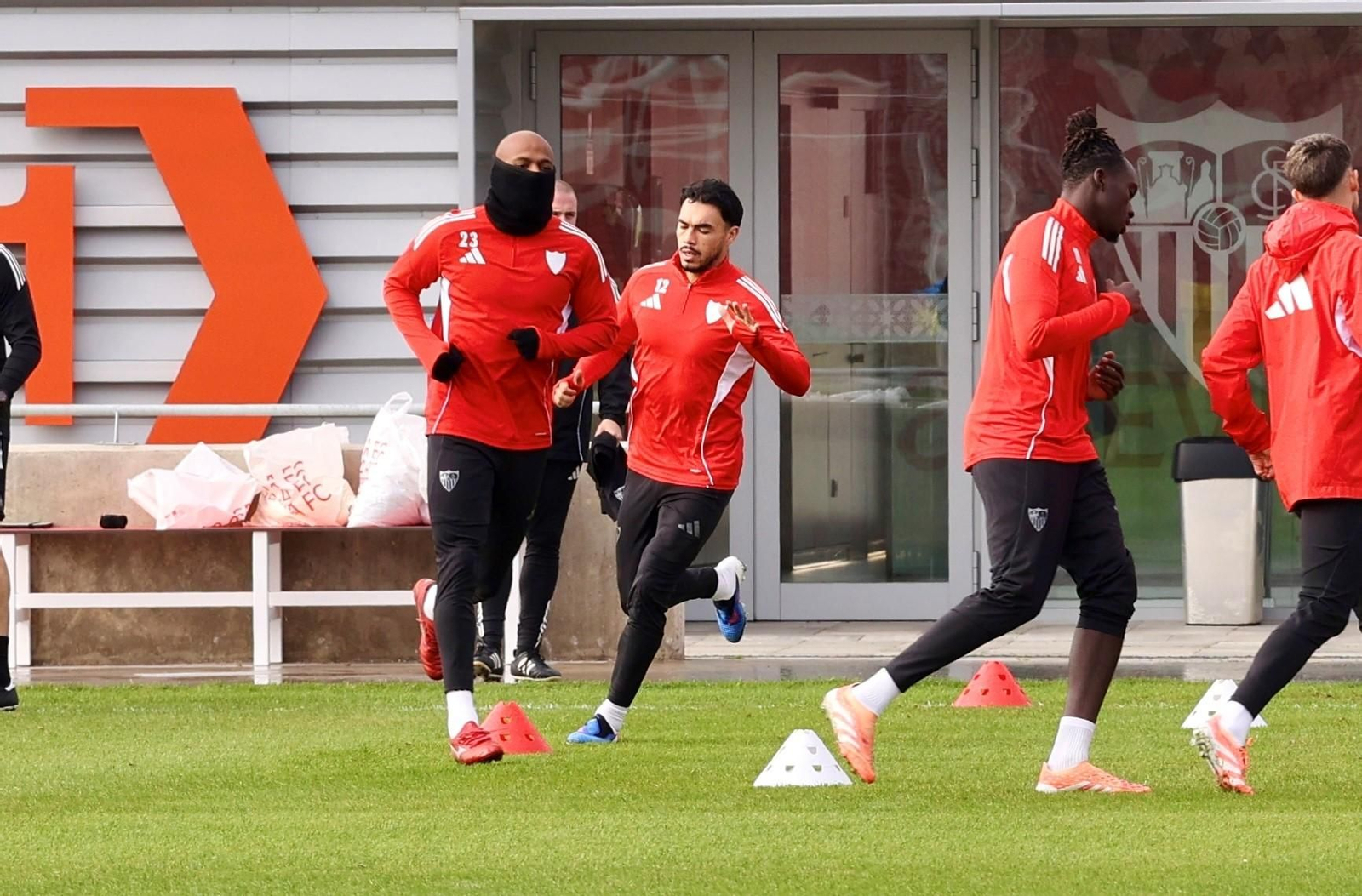 Suazo, que puede reaparecer tras su lesión, junto a Marcao y Batista Mendy