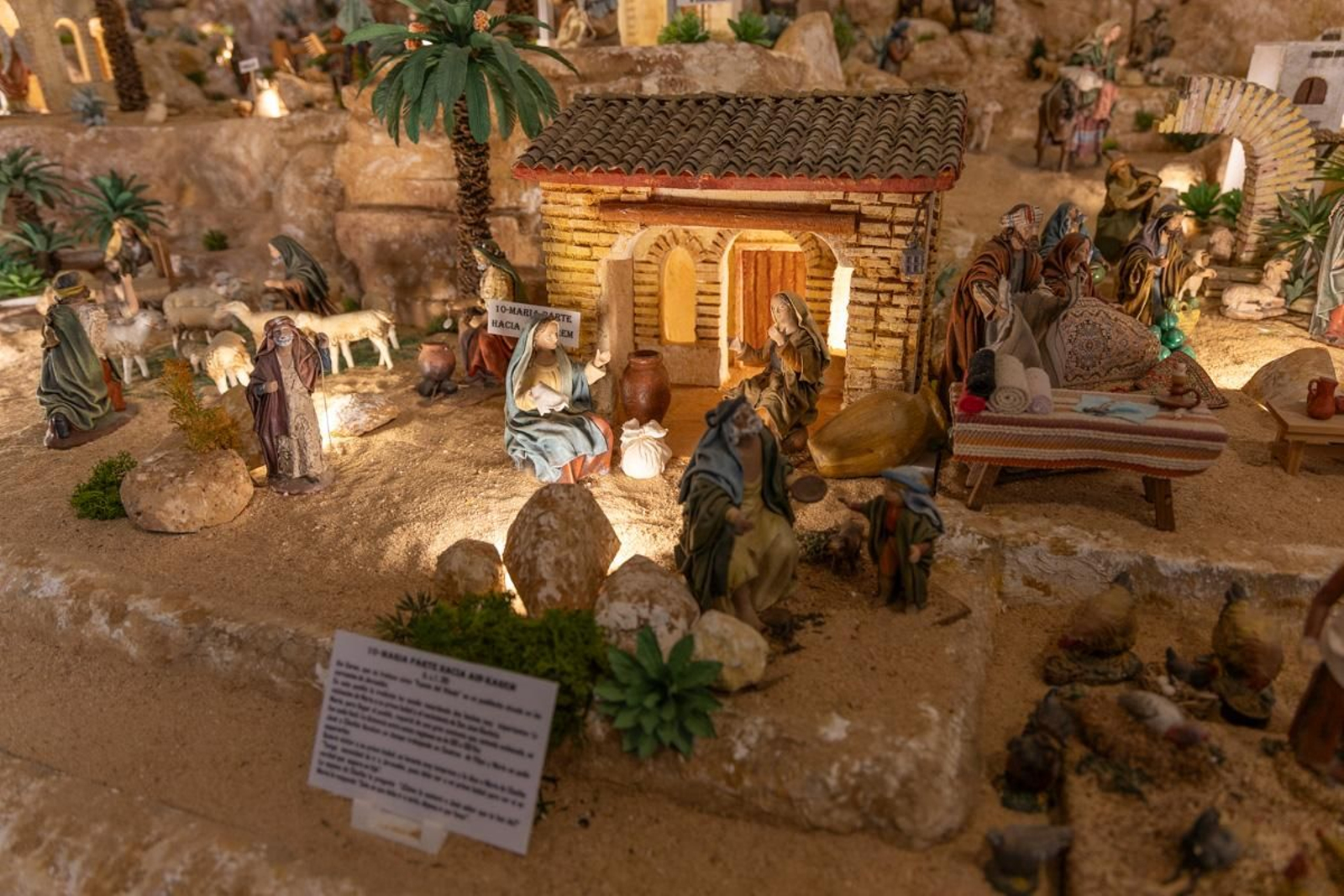 En imágenes: así es el Belén Bíblico con más de un millar de piezas artesanas de los abuelos María y Rafael