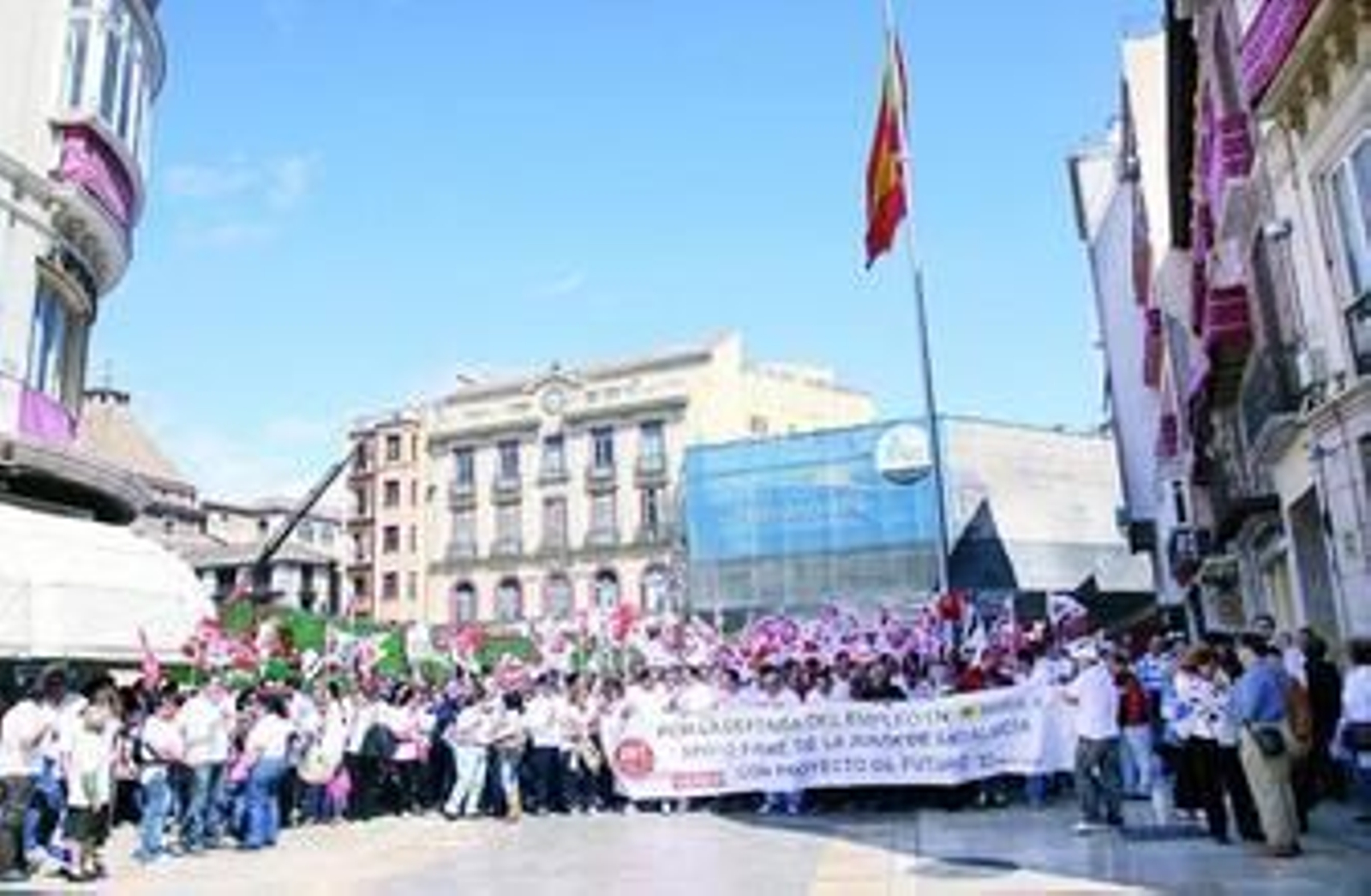 Un momento de la protesta de trabajadores de Isofotón, ayer, en la Plaza de la Constitución.