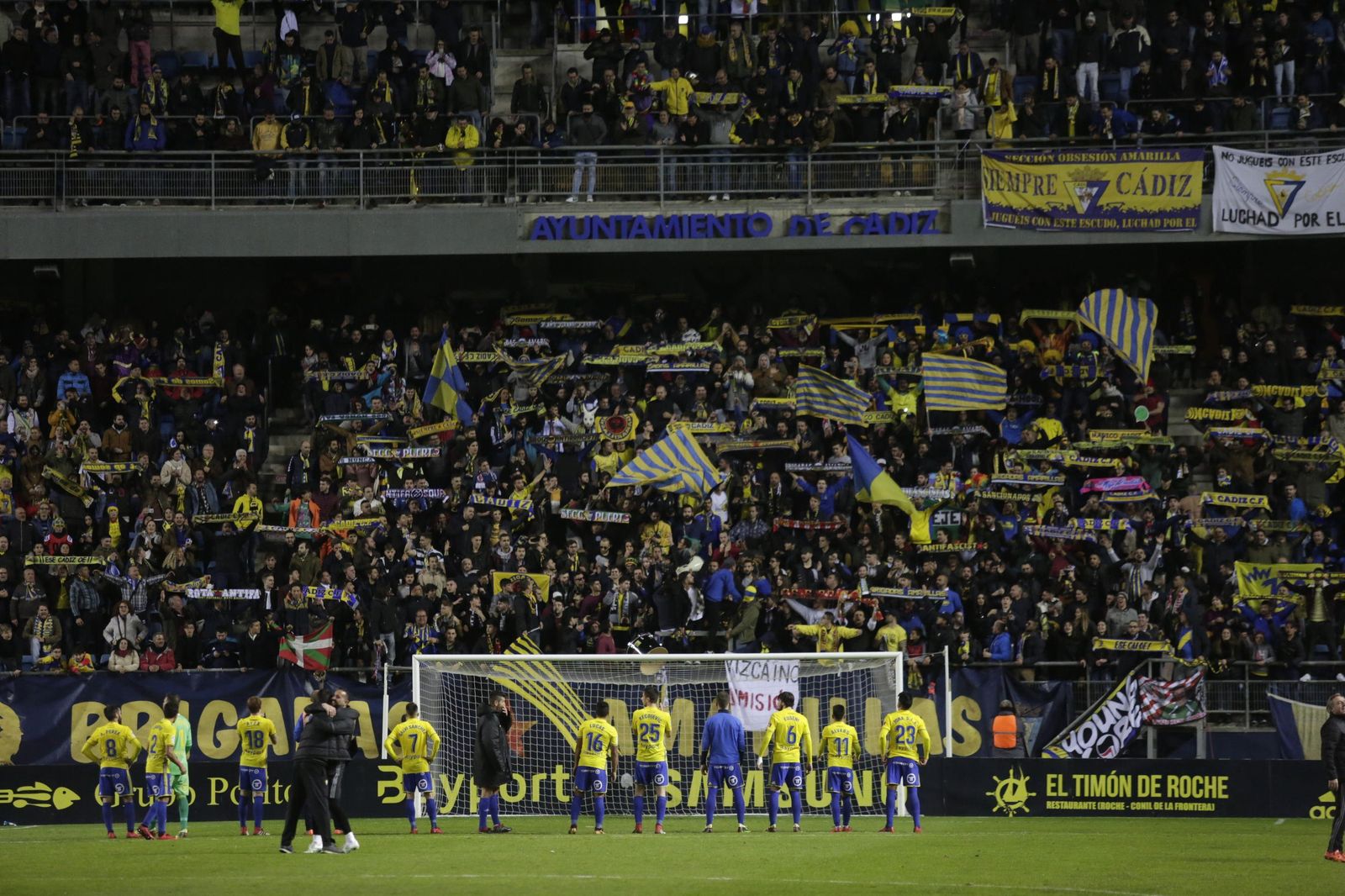 Los jugadores del Cádiz intercambian saludos con la afición después de un encuentro disputado en el estadio Carranza.