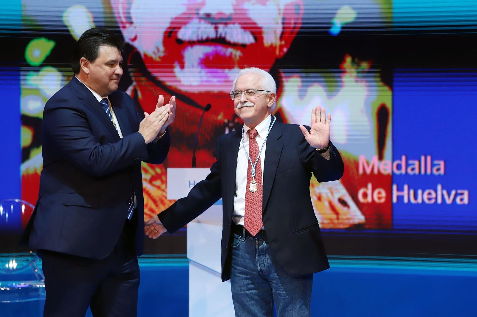 Luciano Gómez con el alcalde tras recoger la Medalla de Huelva.