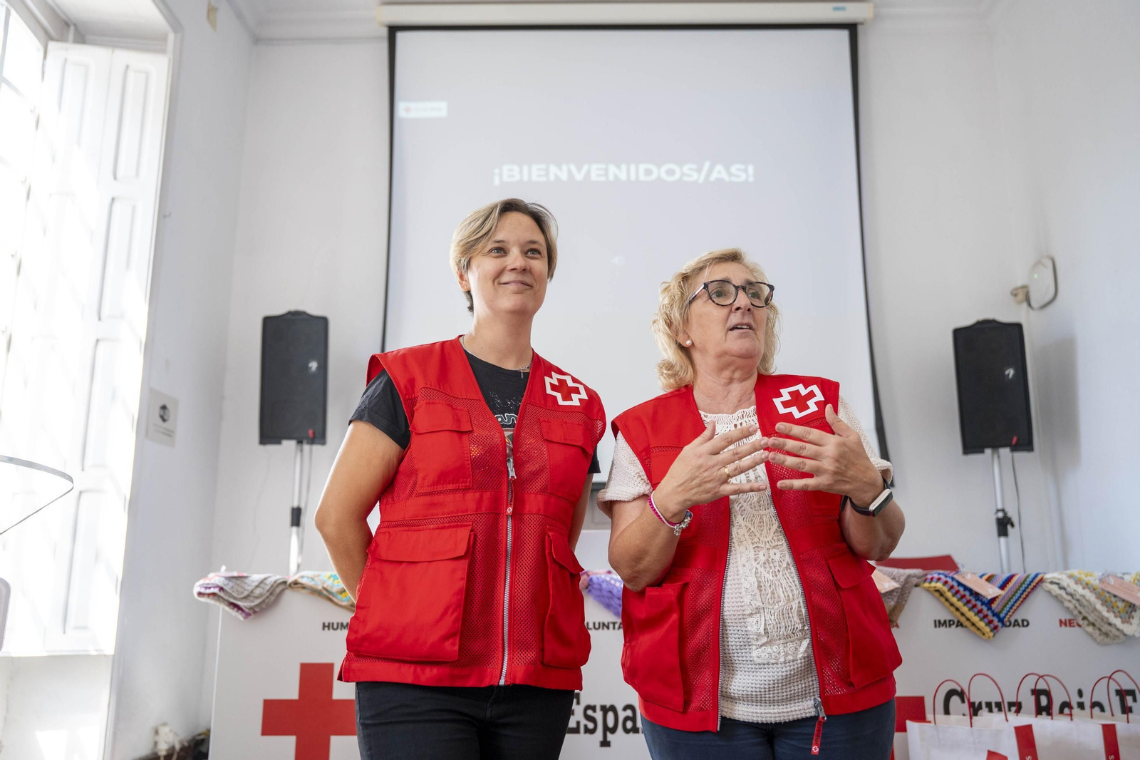 Cruz Roja realiza la entrega de mantitas solidarias a las familias de acogida