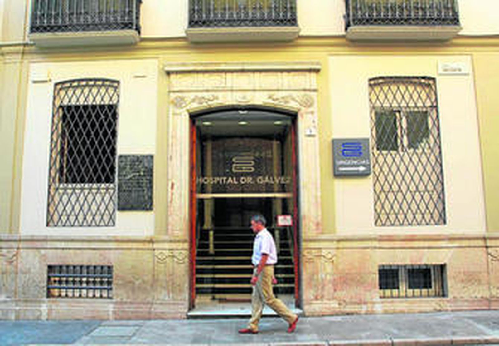 Un transeúnte pasaba ayer por delante de la clínica malagueña.