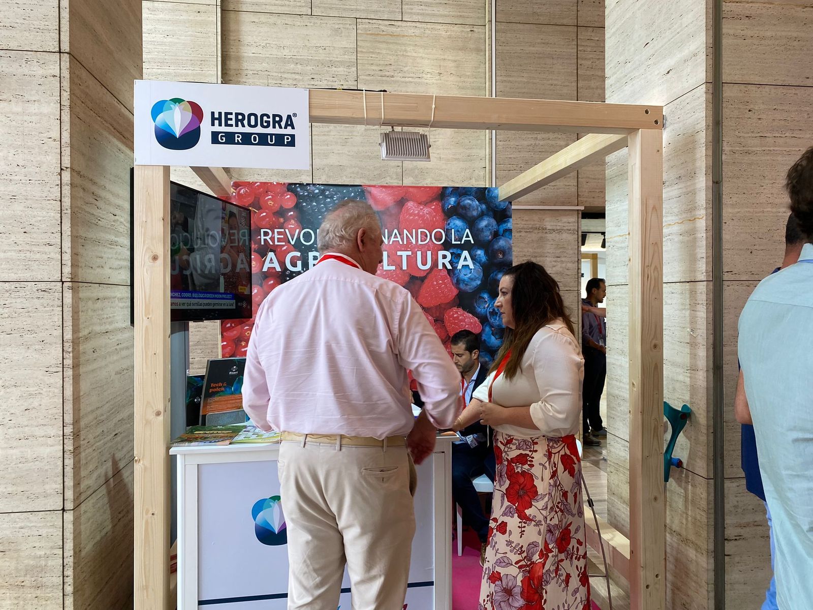 Más de medio centenar de empresas participan en el Congreso de Frutos Rojos