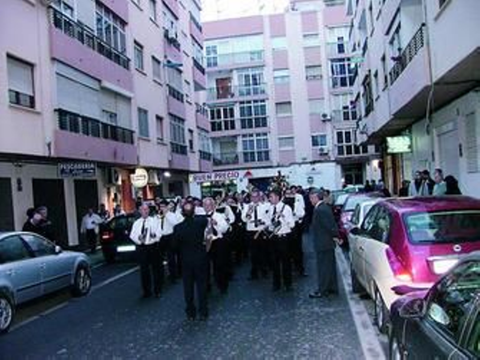 La agrupación recorrió las calles del barrio.