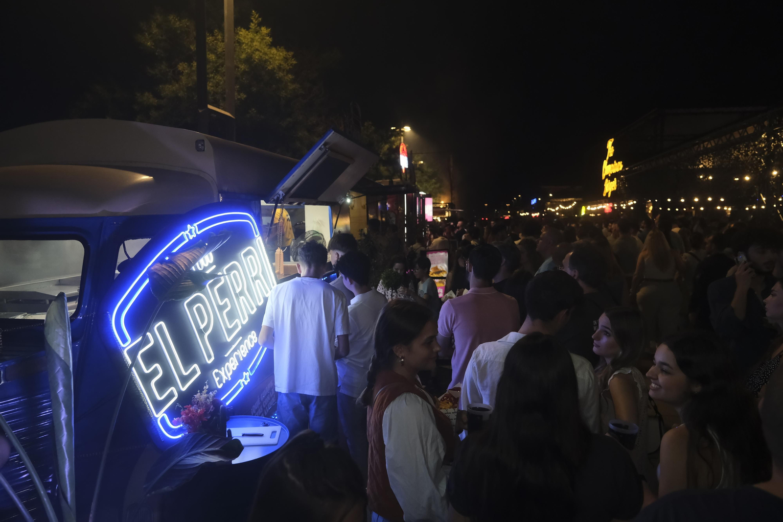 Neón y brasas en El Vial: el lleno absoluto de The Champions Burger en Córdoba Neón y brasas en El Vial: el lleno absoluto de The Champions Burger en Córdoba