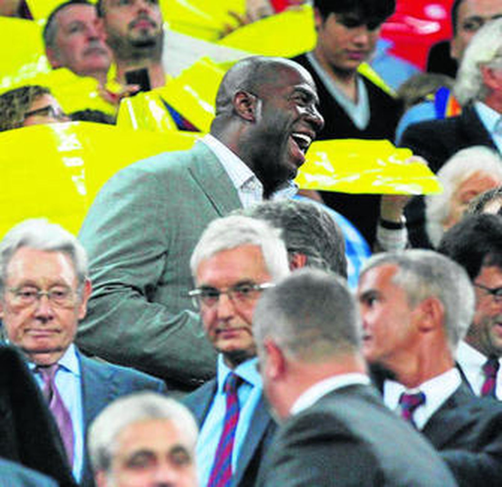 Magic Johnson sonríe en el palco del Camp Nou.