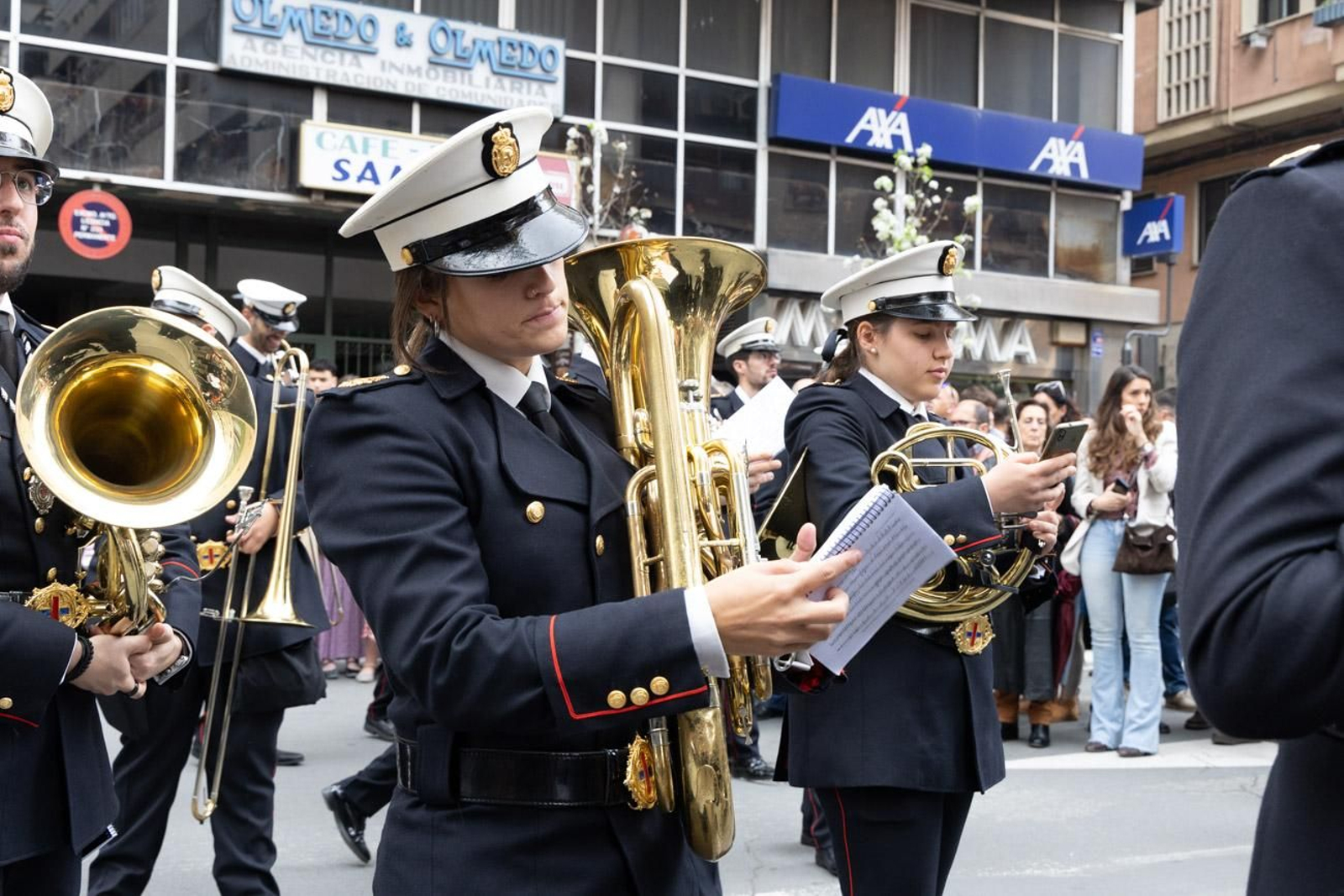 Los jiennenses se echan a la calle para presenciar la primera de las procesiones de la jornada: la Borriquilla (I)