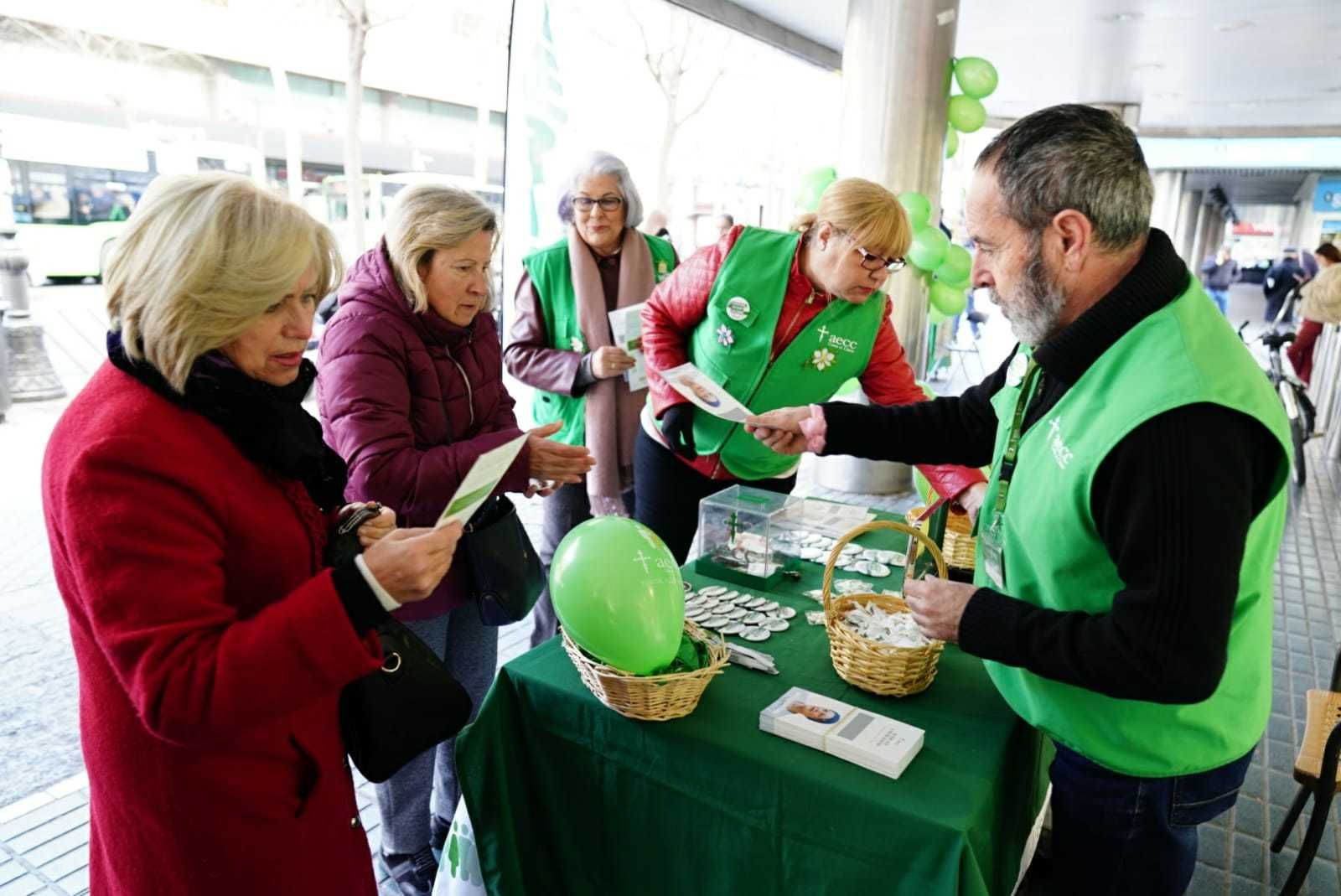 Cuestación de la AECC en la puerta de El Corte Inglés.