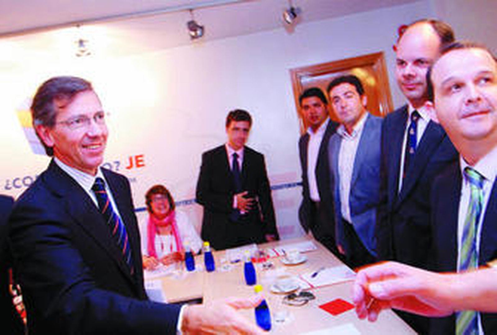 Bernardino León Gross, ayer, con los jóvenes empresarios.