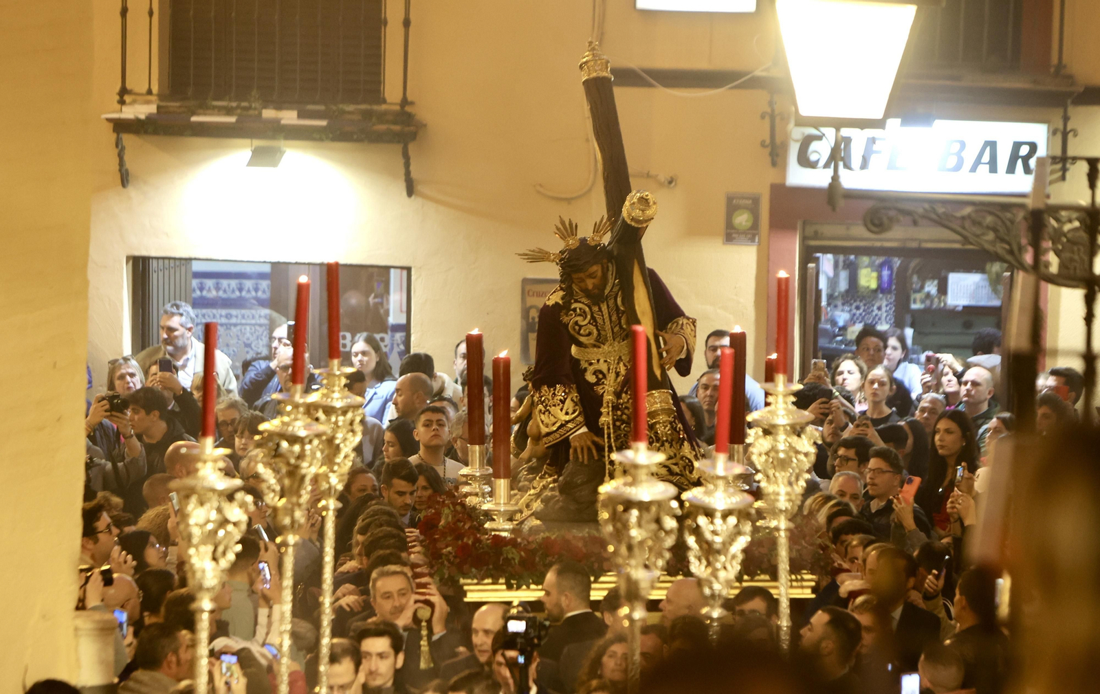 Traslado de las imágenes de la Hermandad de la Esperanza de Triana a su capilla
