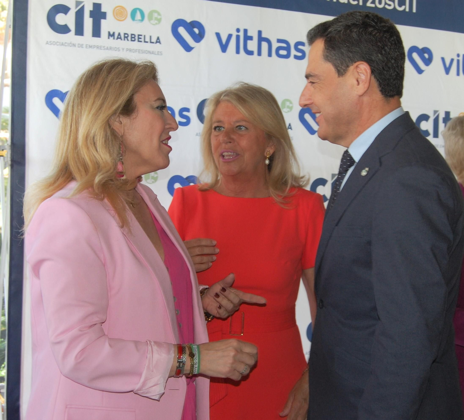 De izquierda a derecha, Carolina España, Ángeles Muñoz y Juanma Moreno en los almuerzos de CIT Marbella. De izquierda a derecha, Carolina España, Ángeles Muñoz y Juanma Moreno en los almuerzos de CIT Marbella.