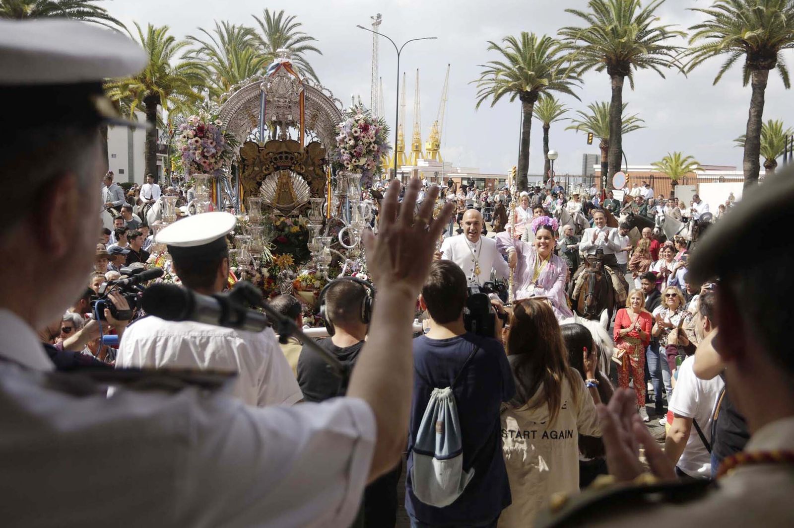 El Rocío 2023: Imágenes de la Hermandad de Emigrantes en su salida de Huelva