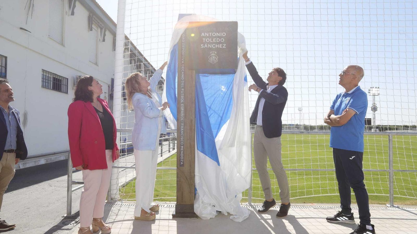 Momento en el que se descubre el nombre del campo 1 de la Ciudad Deportiva.