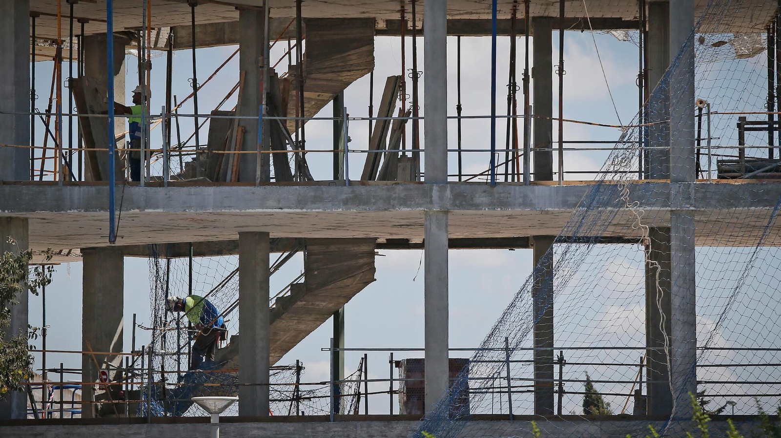 Trabajadores este jueves en las obras de construcción de un inmueble en Jerez.