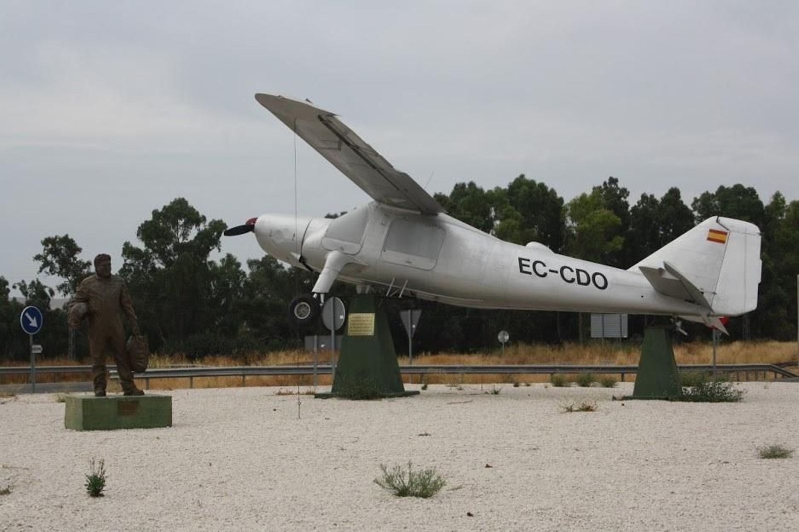 Homenaje a los pilotos aéreos junto al aeropuerto de Córdoba.