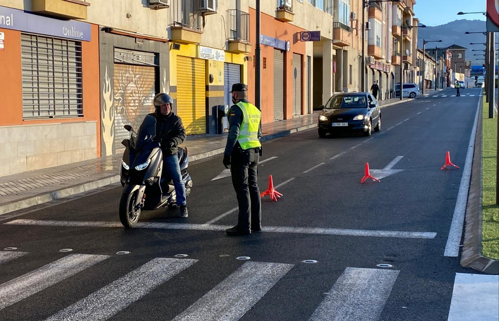 Las siete diferencias de una Granada confinada: fotos del primer día de cierre perimetral