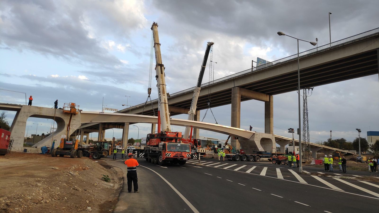 Colocación de la pasarela ciclopeatonal entre los Bermejales y el centro Lagoh.