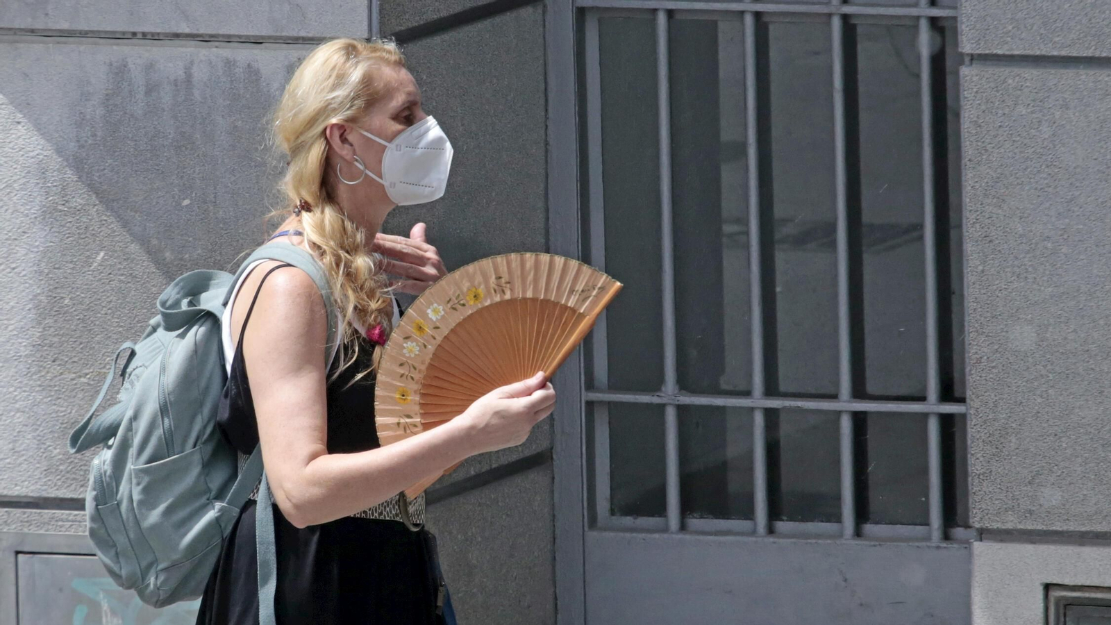 Una joven se abanica por las altas temperaturas en Jerez.