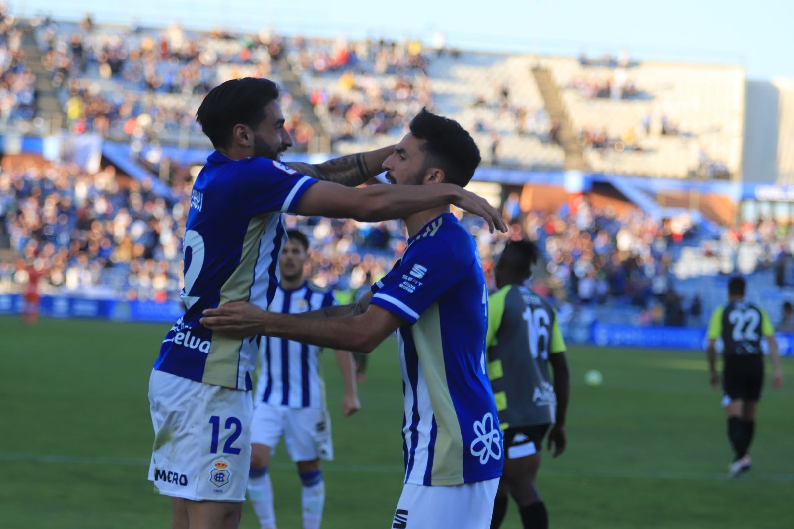 Chuli y Alberto Quiles se abrazan después de que el segundo inaugurara el marcador en el partido entre el Recre y el Sanluqueño de ayer.