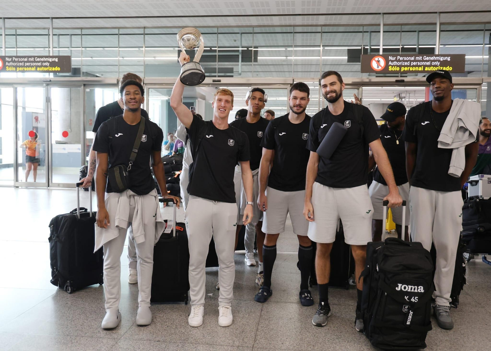 El Unicaja brinda la Intercontinental a un centenar de aficionados en el aeropuerto