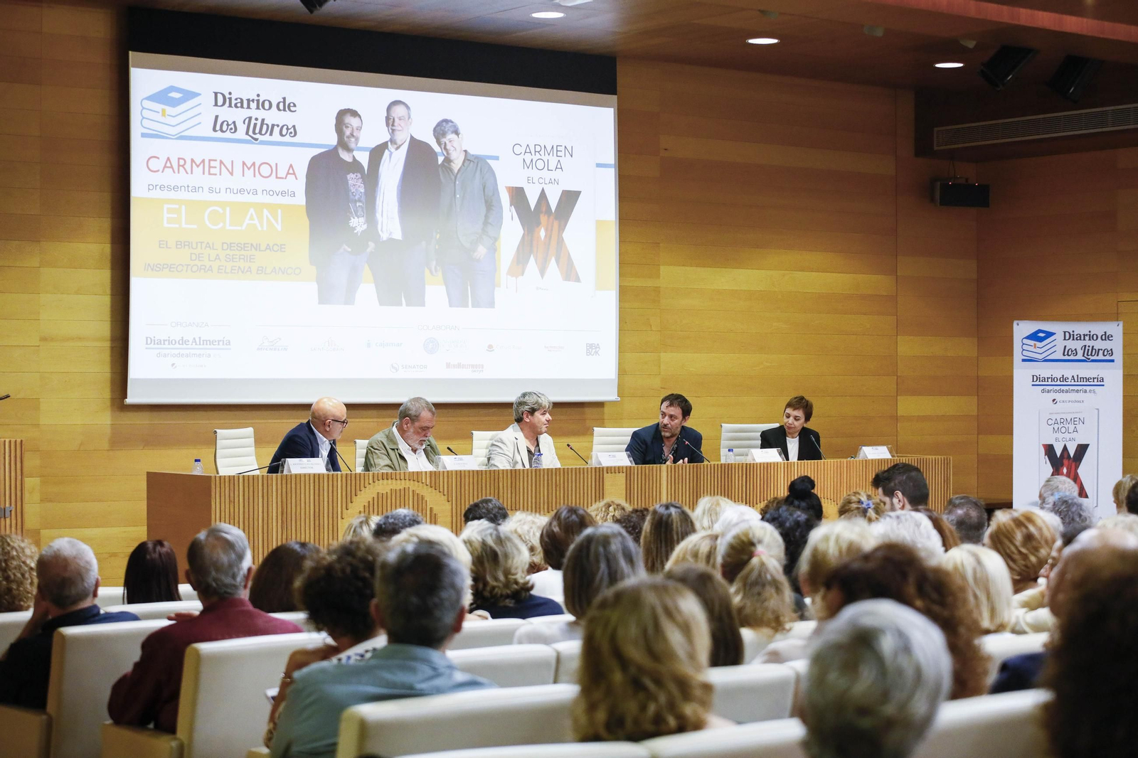 Carmen Mola presenta su libro "El clan" en la Casa de las mariposas de Almería, en imágenes