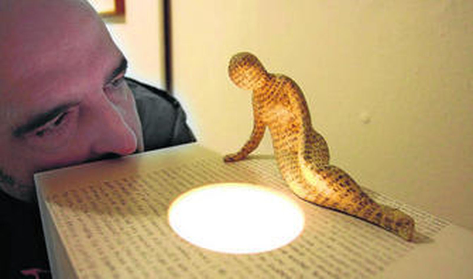 1. La muestra pretende mostrar una serie de experiencias  trascendentales y transformadoras para el ser humano. 2. Cayetano Romero, ante una de las obras que integran la exposición. 3. Diversos soportes integran la propuesta.