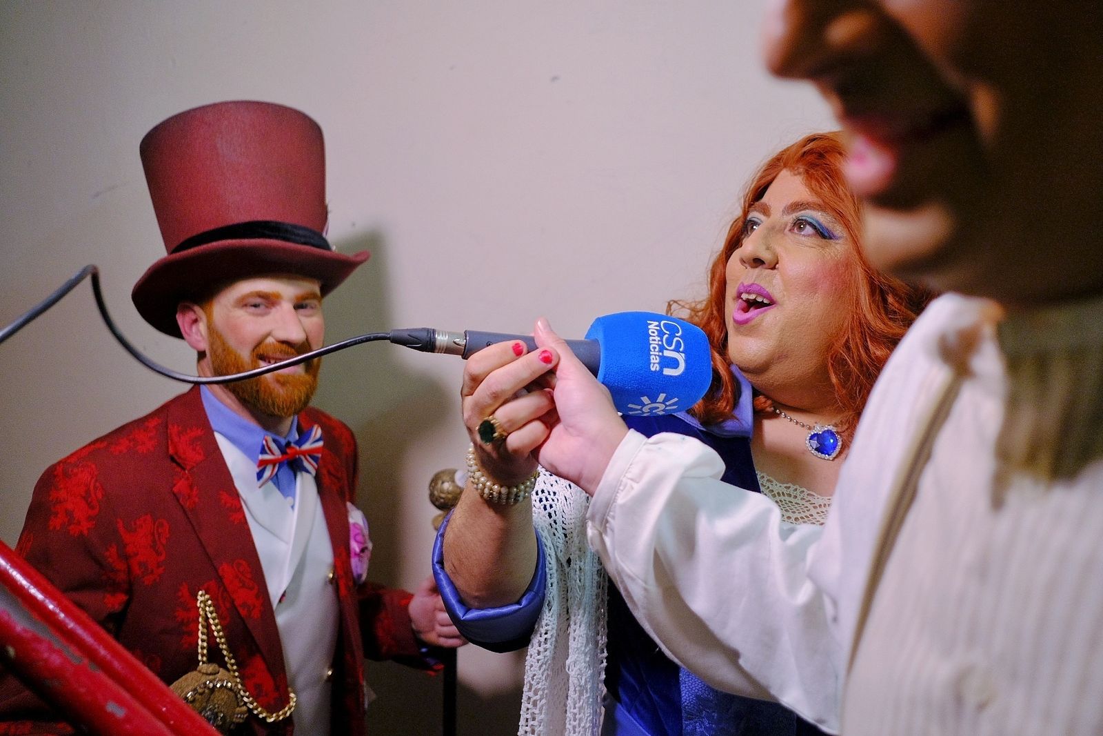 Rous atiende a los micrófonos de Canal Sur nada más llegar al Falla, con su compañero Toba detrás.